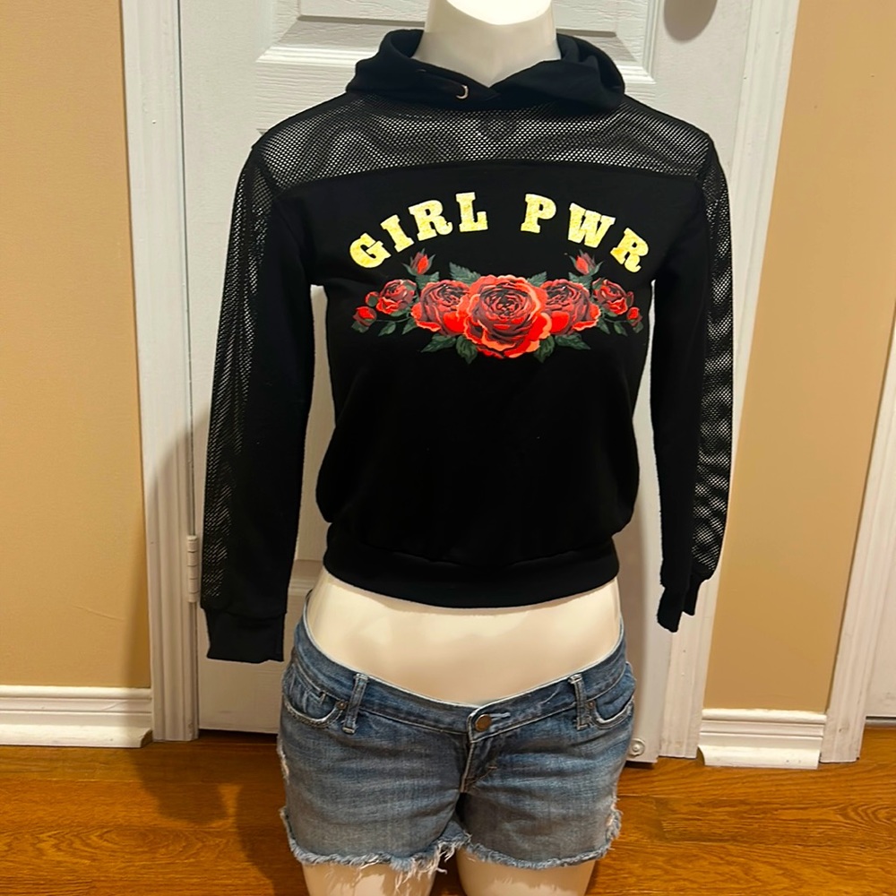 URBAN KIDS CROPPED HOODIE IN SIZE 10/12 red flower print on front